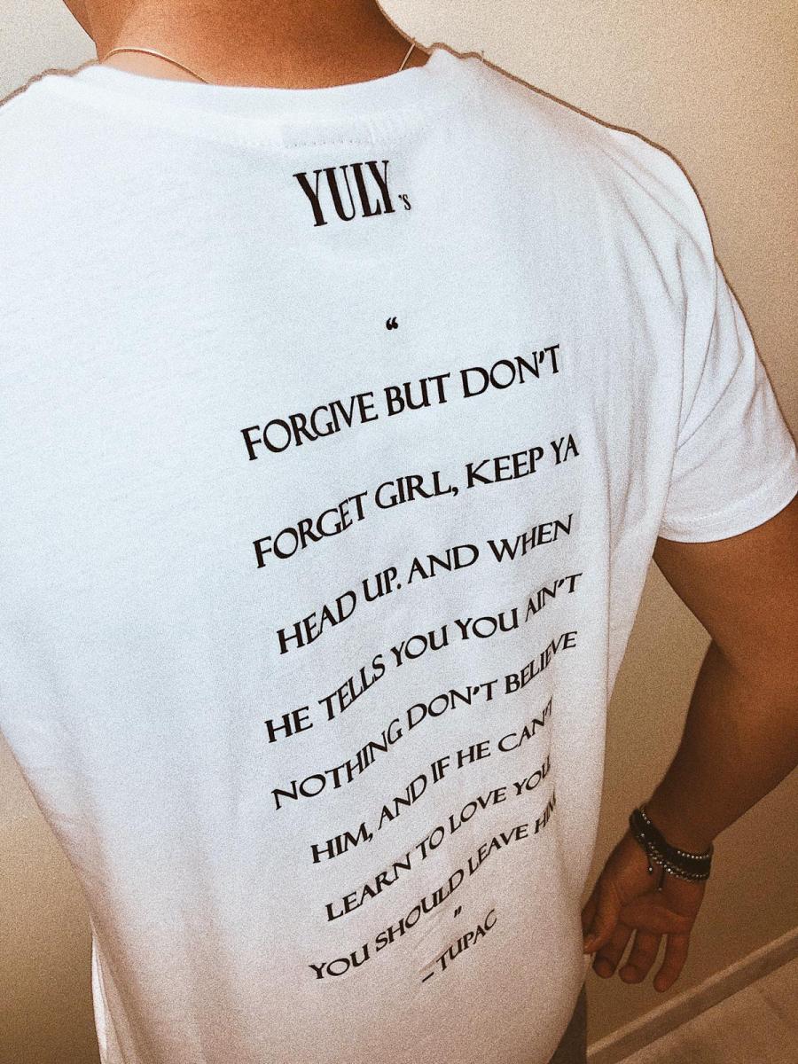 על הטישרטים מודפסים תמונות ומשפטים משירים צילום: יח